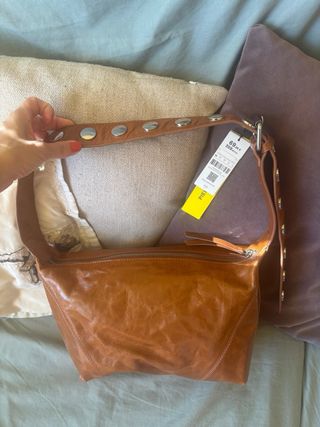 Bolso Parfois marrón con tachuelas