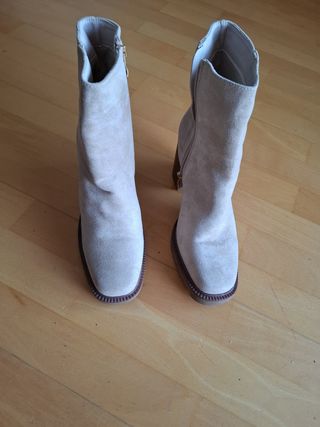 Botín Tacón Beige 5 cm de gamuza  