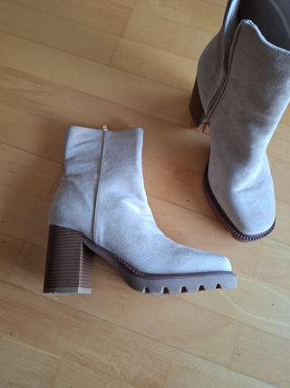 Botín Tacón Beige 5 cm de gamuza  