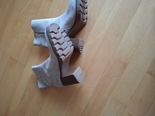 Botín Tacón Beige 5 cm de gamuza  
