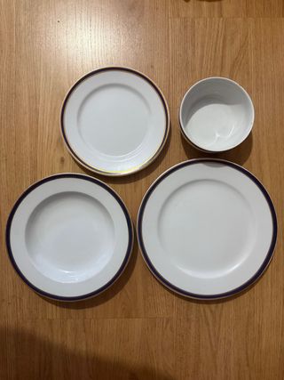 Vajilla de porcelana con borde dorado
