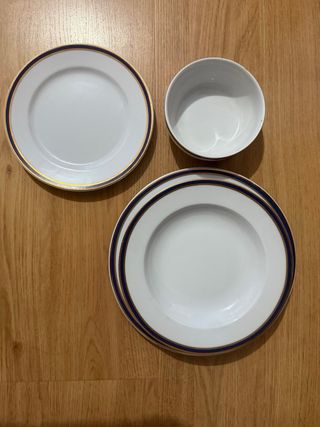Vajilla de porcelana con borde dorado