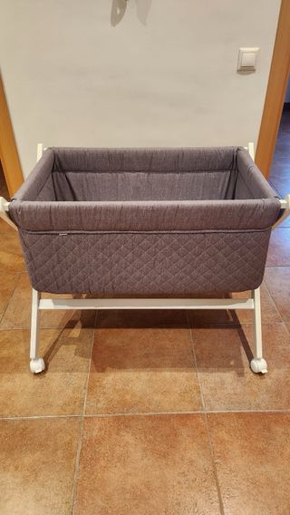Minicuna gris con ruedas