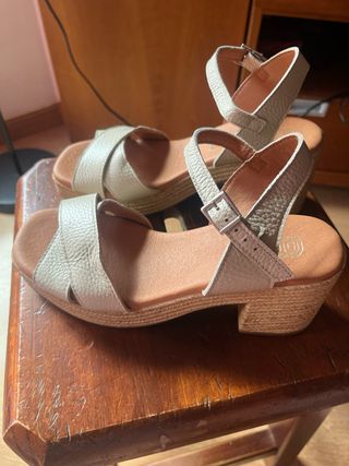 Sandalias tacón cuadrado beige y marrón