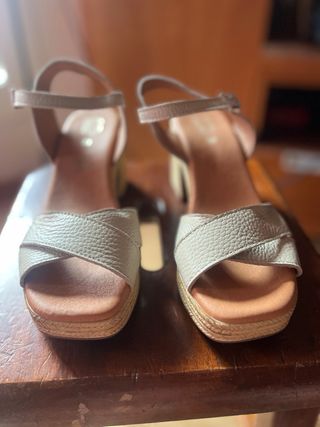 Sandalias tacón cuadrado beige y marrón