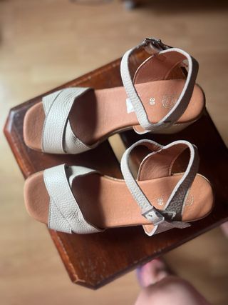 Sandalias tacón cuadrado beige y marrón