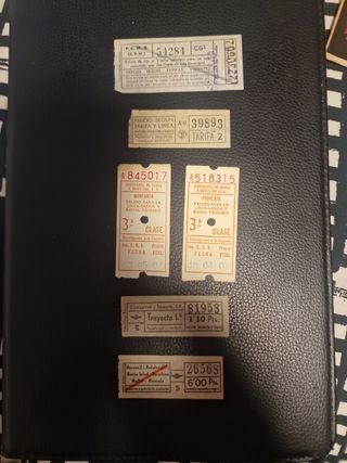 Billetes de tren antiguos y autobuses.