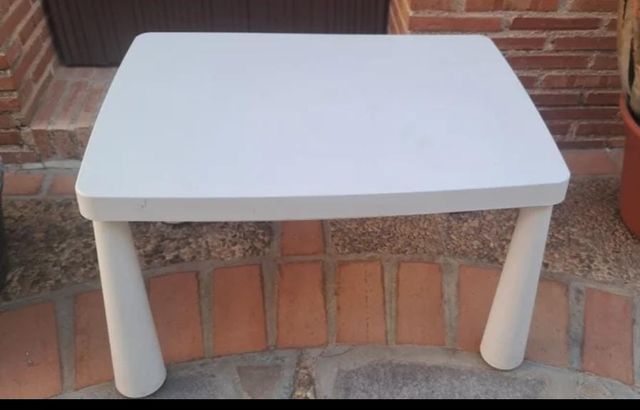 Mesa infantil blanca de plástico