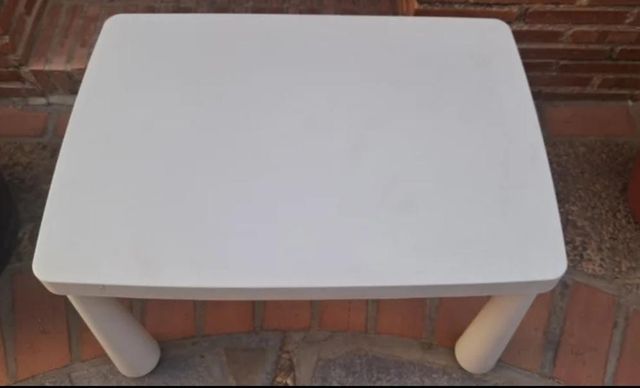Mesa infantil blanca de plástico