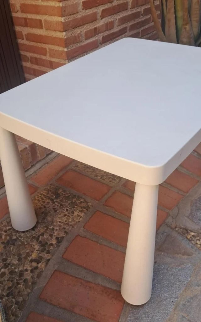 Mesa infantil blanca de plástico