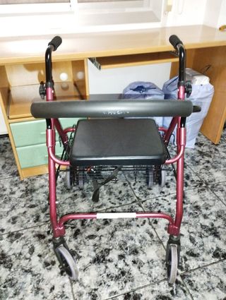 Andador con asiento y ruedas