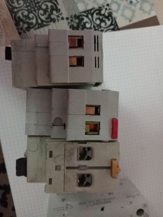 Interruptores automáticos (Breakers)