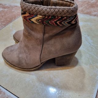 Botines Marrones con Detalles Multicolor