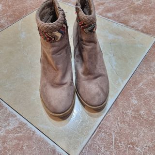 Botines Marrones con Detalles Multicolor