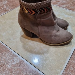 Botines Marrones con Detalles Multicolor