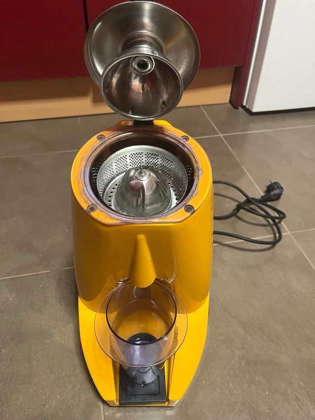 Exprimidor industrial amarillo