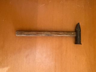 Martillo pequeño de metal y madera