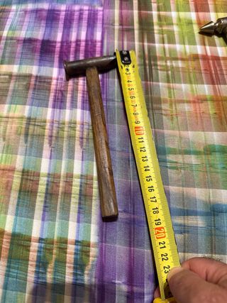 Martillo pequeño de metal y madera