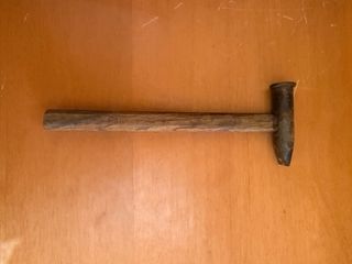Martillo pequeño de metal y madera