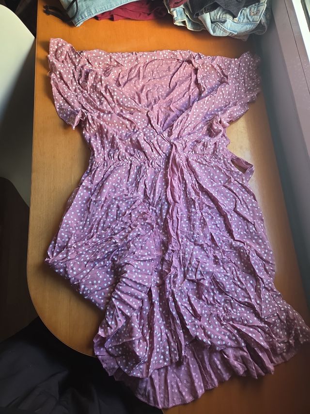 Vestido topos esta arrugado por estar guardado