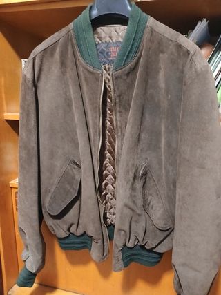 Chaqueta tipo cazadora de piel marrón 






