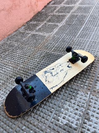 Skate Mítical con diseño de lobo.