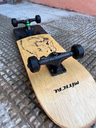 Skate Mítical con diseño de lobo.