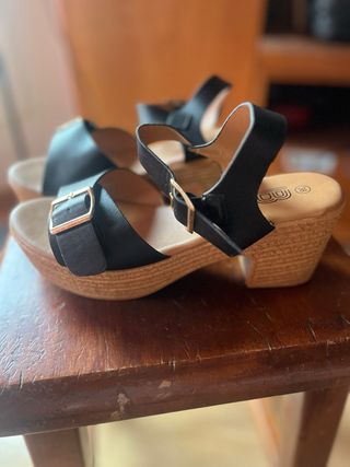Sandalias de cuña negras y beige talla 38