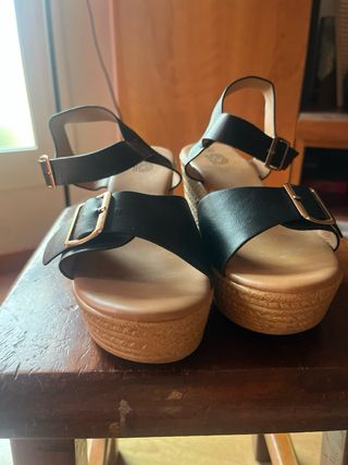 Sandalias de cuña negras y beige talla 38