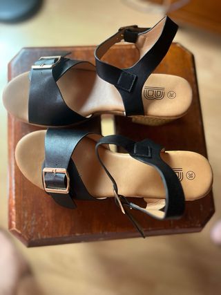 Sandalias de cuña negras y beige talla 38