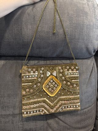 Bolso de mano verde con pedrería
