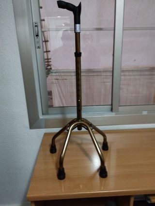 Bastón cuadrípode ajustable