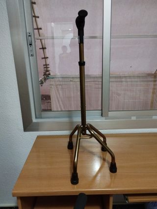 Bastón cuadrípode ajustable