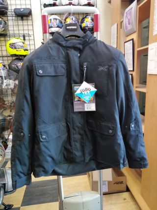 Chaqueta de moto negra con protecciones