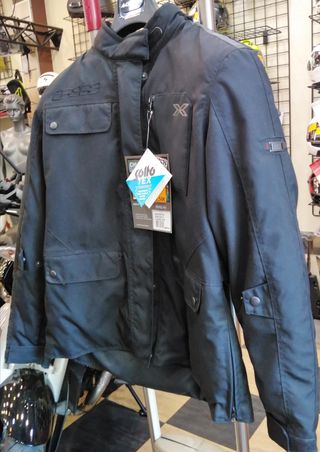 Chaqueta de moto negra con protecciones