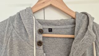 Sudadera Muji Gris con Capucha y Botones