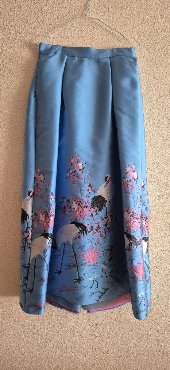 Falda midi bordada con forro.