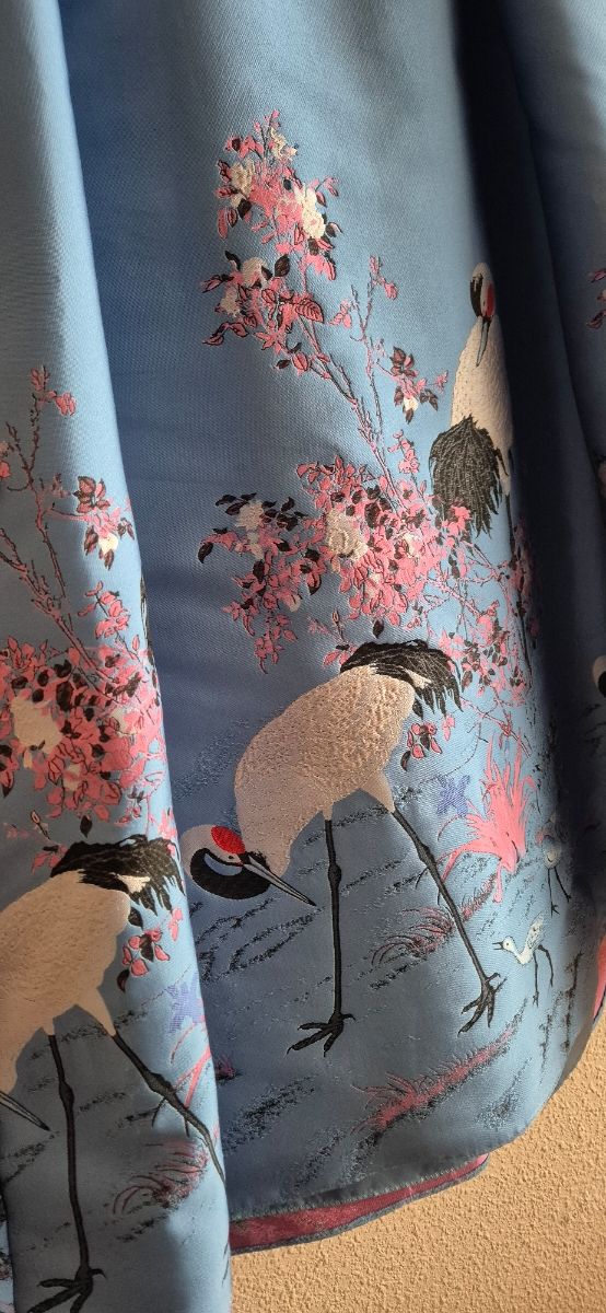 Falda midi bordada con forro.