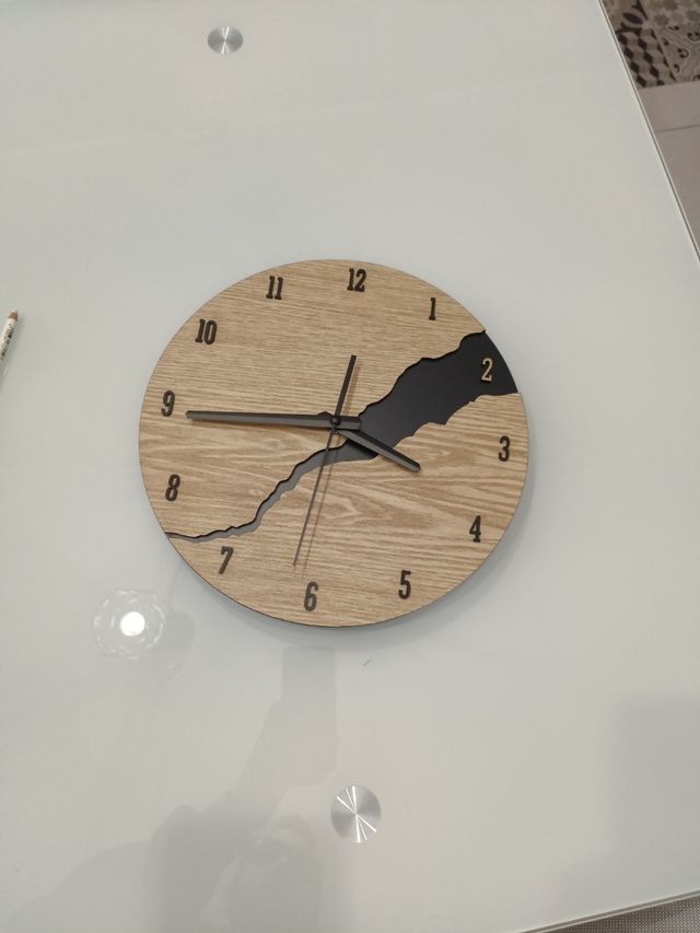 Orologio da parete in legno moderno
