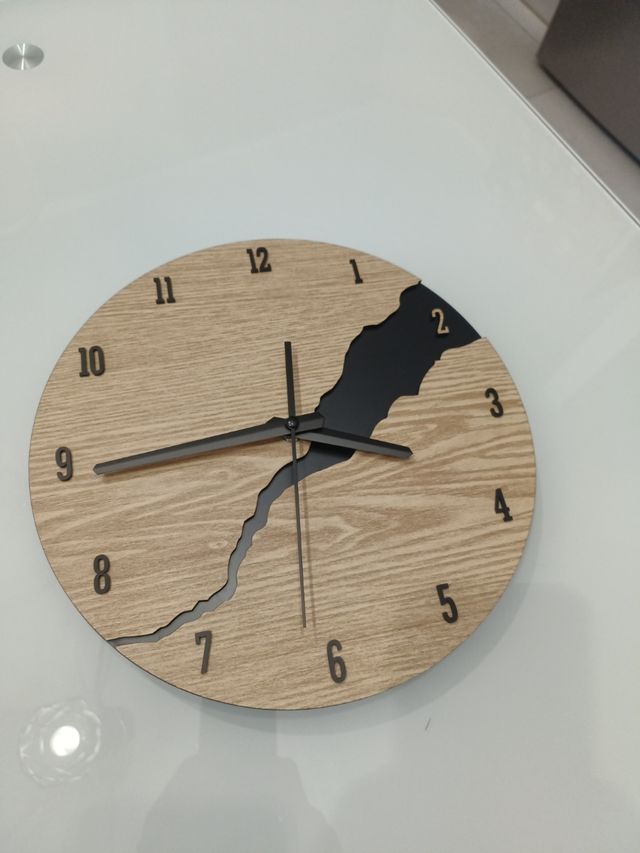 Orologio da parete in legno moderno
