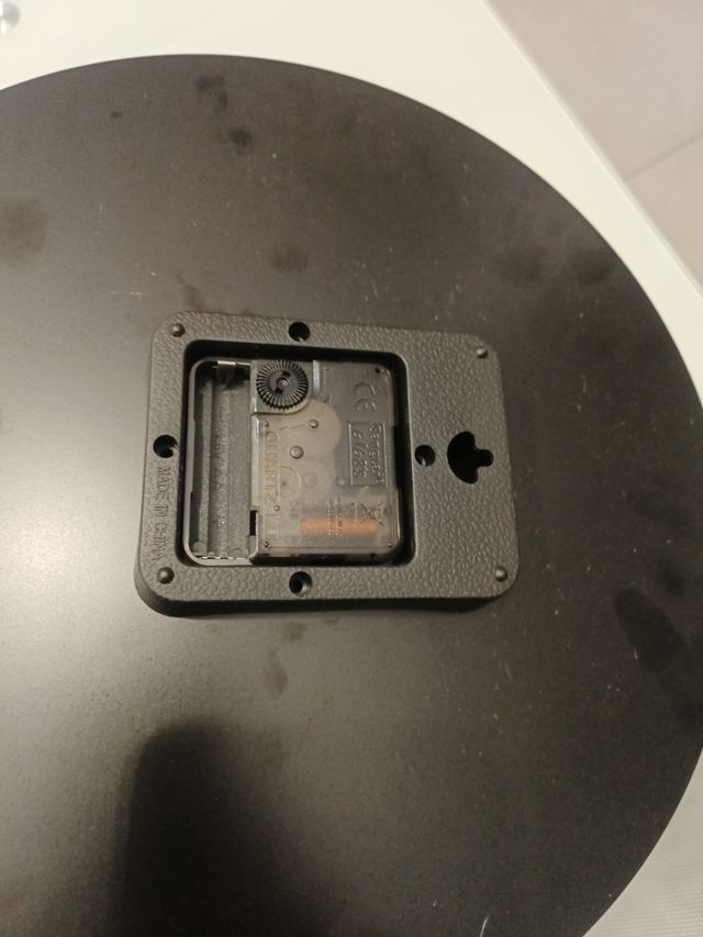 Orologio da parete in legno moderno
