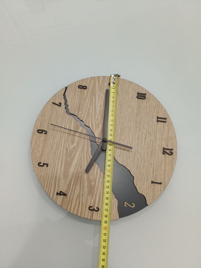 Orologio da parete in legno moderno
