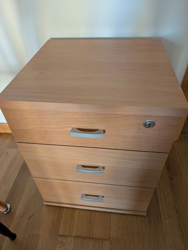 Mesilla de noche de madera con cajones