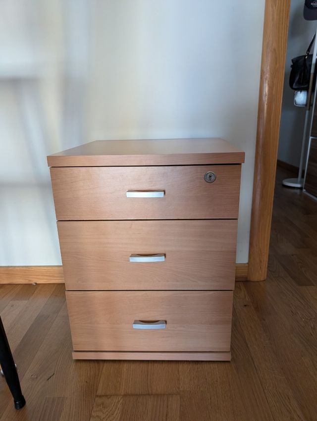 Mesilla de noche de madera con cajones