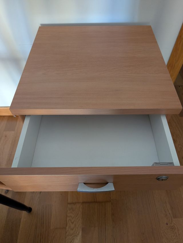 Mesilla de noche de madera con cajones