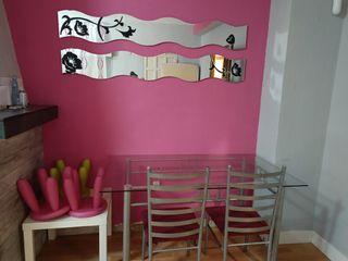 Mesa de cristal con 4 sillas rojas + regalo espejo