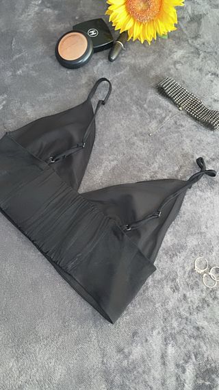 Top satén negro tirantes