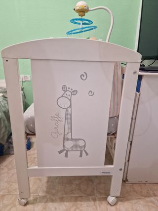 Cuna de bebé con colchón