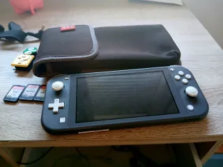 Nintendo Switch Lite + funda + juegos