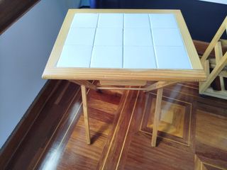 Mesa auxiliar de madera con tablero de baldosas